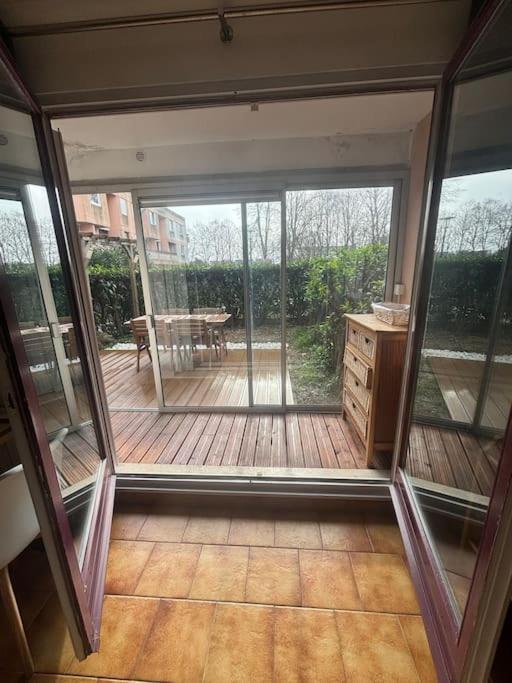 Appartement F2 Avec Terrasse, Parking Gratuit à Guyancourt Extérieur photo